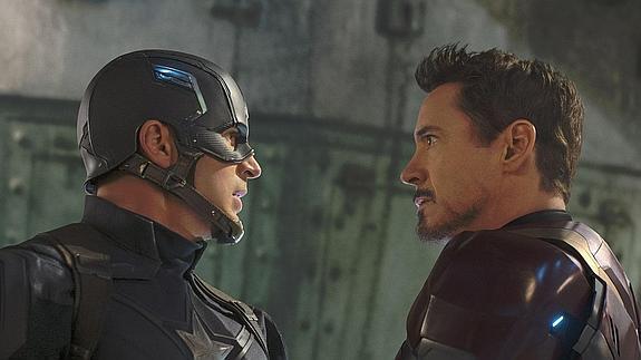 Chris Evans y Robert Downey Jr. en 'Capitán América: Civil War'.