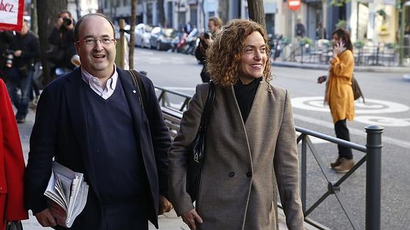 El líder del PSC, Miquel Iceta, y la secretaria de Estudios y Programas del PSOE, Meritxell Batet. 