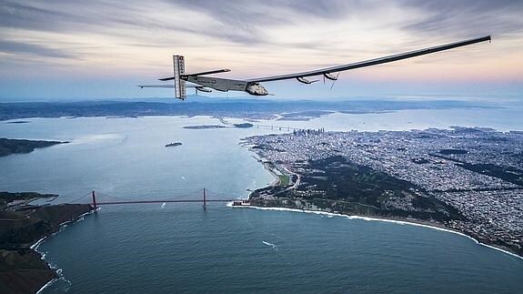 El Solar Impulse 2, sobrevolando San Francisco.