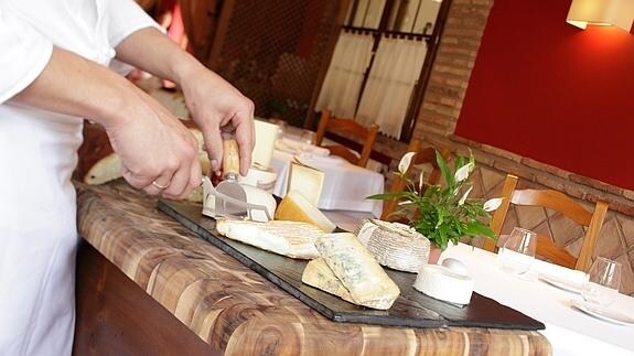 La tabla de quesos debe organizarse siguiendo el sentido de las agujas del reloj, desde los más suaves y blandos hasta los azules.
