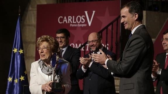 Felipe VI, tras hacer entrega del X Premio Europeo Carlos V a la profesora Sofía Corradi (i).