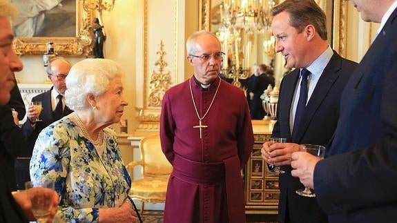 La reina Isabel II y David Cameron. 