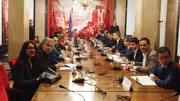 Vista general, al inicio hoy de la segunda reunión en el Congreso. 