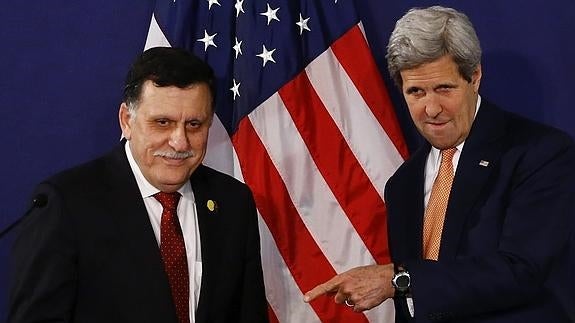 El jefe del Consejo Presidencial libio, Fayez Al Sarraj, y el secretario de Estado de EE UU, John Kerry. 