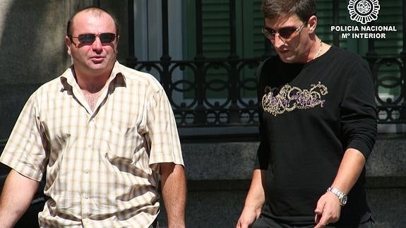 Kvicha P. (i) y Kakhaber Shushanashvili (d), momentos antes de su detención en 2010.