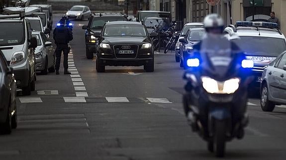 La Policía conduce a Abdeslam a los juzgados.