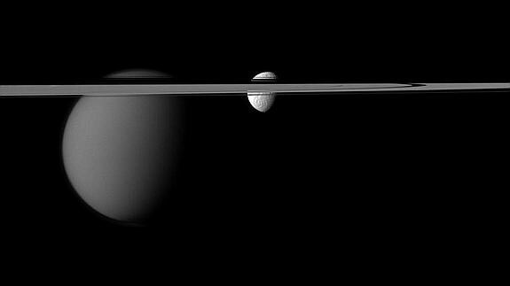 La luna Titán y los anillos de Saturno.
