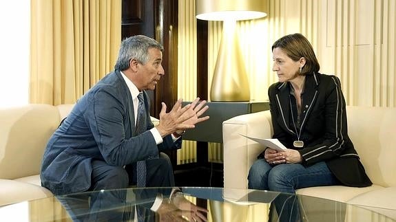 El presidente de la Asociación Catalana de Víctimas de Organizaciones Terroristas, José Vargas, y la presidenta de la Cámara catalana, Carme Forcadell.