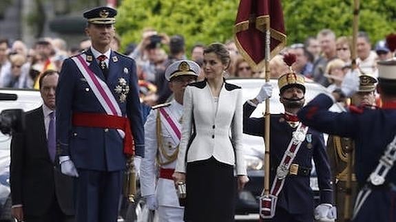 Izado de la Bandera en la Plaza de Colón de Madrid.