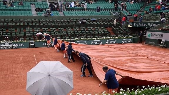 Pista de Roland Garros tapadas por la lluvia. 