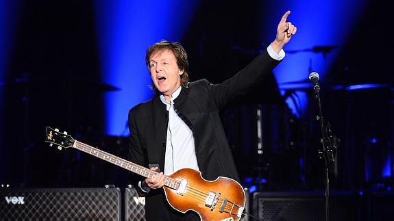 Paul McCartney, durante un concierto en París.