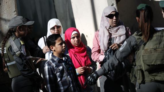 Una familia palestina en  la frontera entre Bethlehem y Jerusalén.