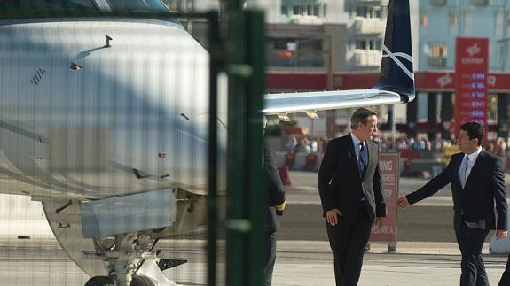 Cameron, recibido por Picardo a su llegada a Gibraltar. 