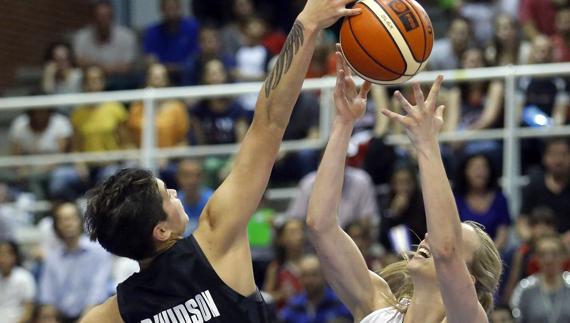 La internacional española Laura Gil (d) lucha por el balón.