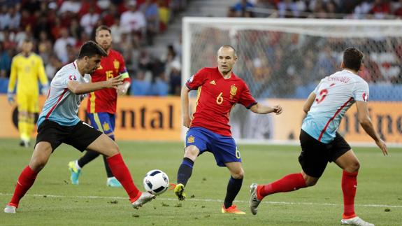 Iniesta marca el ritmo de España. 