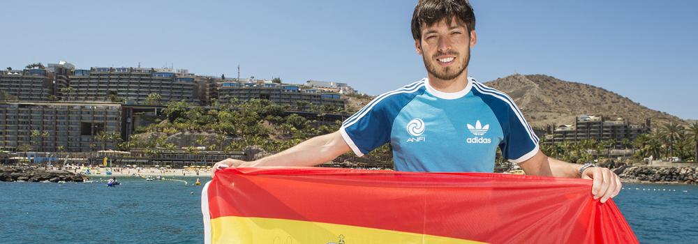 Silva, posando con la bandera de España. 