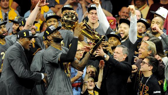 LeBron James, con el trofeo.