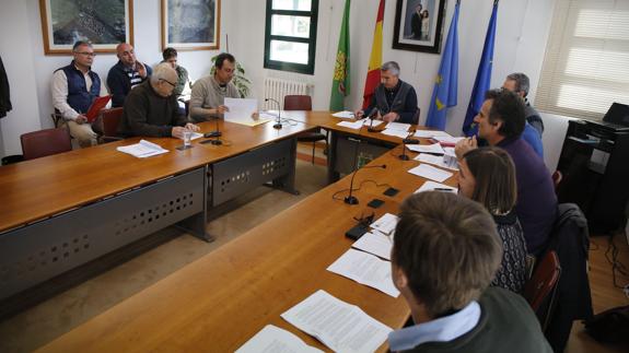 Pleno en el Ayuntamiento de Sobrescobio. 