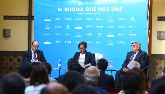 Guillermo Fernández, director del CAF-Banco de Desarrollo de América Latina para Europa, Belén Fernández, consejera de Infraestructuras, y Julio Maese, director general de El Comercio.