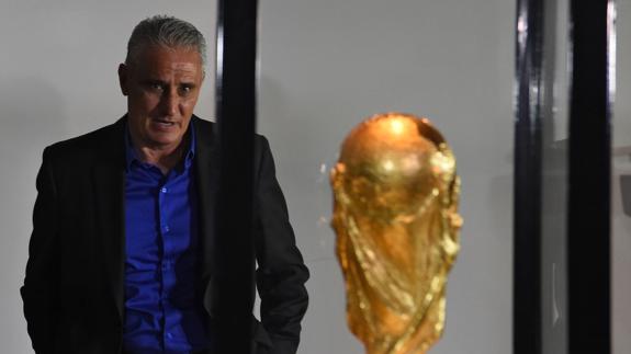 Tite mira la copa del mundo. 