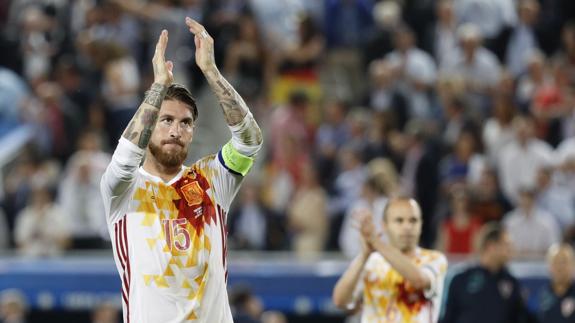 Sergio Ramos aplaude al público.