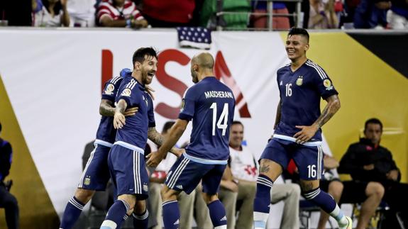 Leo Messi celebra el gol con Mascherano. 