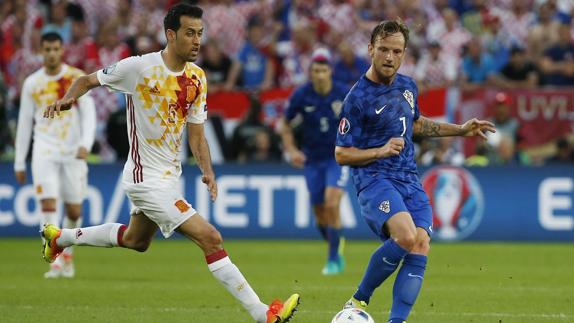 Busquets (i) y Rakitic (d), durante el último partido de la fase de grupos. 