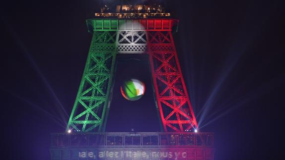 La Torre Eiffel, anoche, con los colores de Italia.