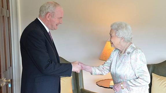 La reina británica Isabel II se reúne con el ministro principal adjunto de Irlanda del Norte, Martin McGuinness.