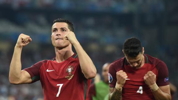 Cristiano Ronaldo, con José Fonte de fondo, celebrando su pase a las semifinales de la Eurocopa 2016.  