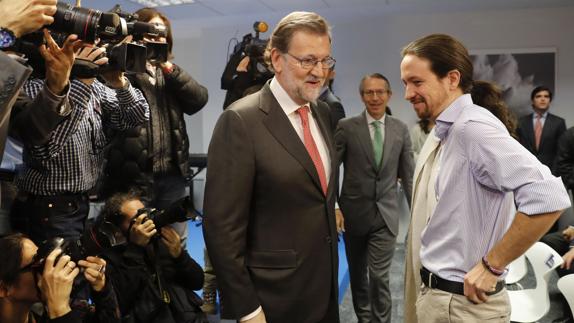 Mariano Rajoy conversa con el líder de Podemos, Pablo Iglesias.