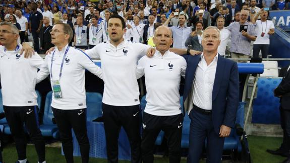 Deschamps canta el himno junto a su equipo técnico. 