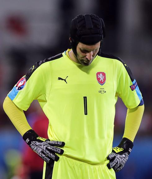 Peter Cech vistiendo la camiseta de la selección checa durante un partido de la Eurocopa 2016. 