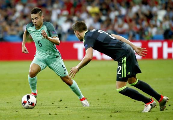 Raphael Guerreiro, en el partido ante Gales. 