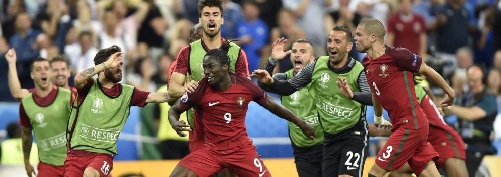 Éder celebra la victoria de Portugal. 