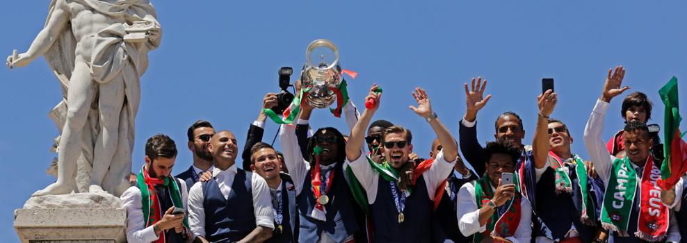 La selección portuguesa festeja con su afición la Eurocopa. 