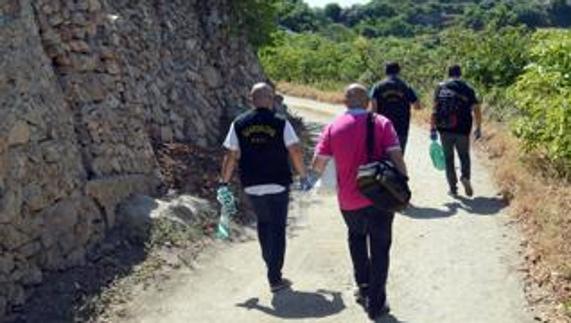 Agentes de la Guardia Civil trabajan en la zona. 