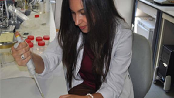 La investigadora de la Universidad de Sevilla María Ramos Payán, una de las autoras del estudio, en el laboratorio. 