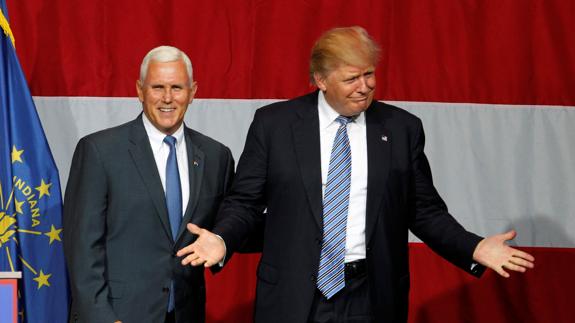 Mike Pence, uno de los favoritos, en un acto junto a Donald Trump. 