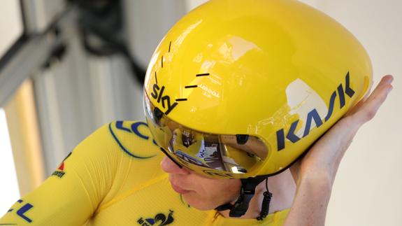 Froome se ajusta el casco. 