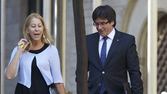 El presidente de la Generalitat, Carles Puigdemont, y la consellera de Presidencia, Neus Munté. 