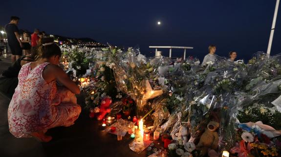 Memorial por las víctimas del atentado en Niza.