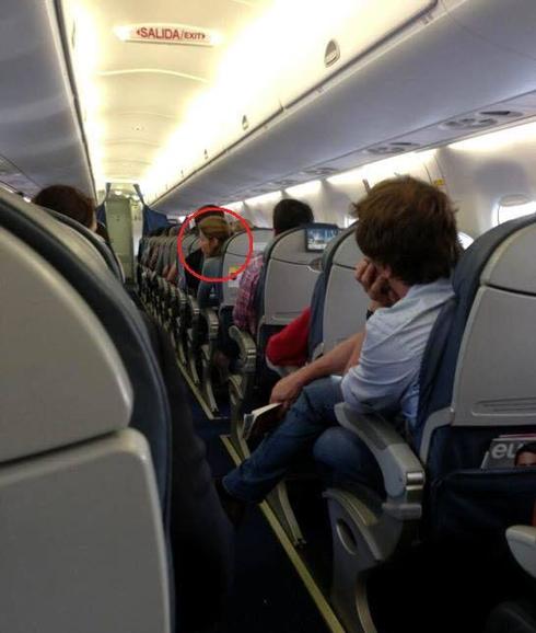 Dar pequeños paseos por el avión ayuda a combatir el síndrome. 