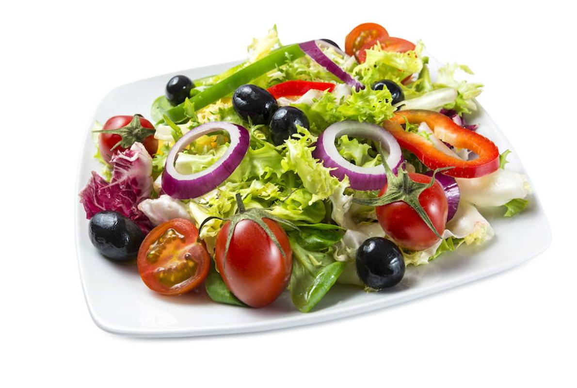 Un plato grande de ensalada, que incluya variedad de hortalizas de temporada, una de las opciones que hay que incluir en nuestro menú diario. 