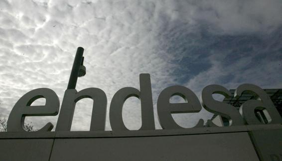 Logotipo de Endesa en la sede social de la compañía, en Madrid.