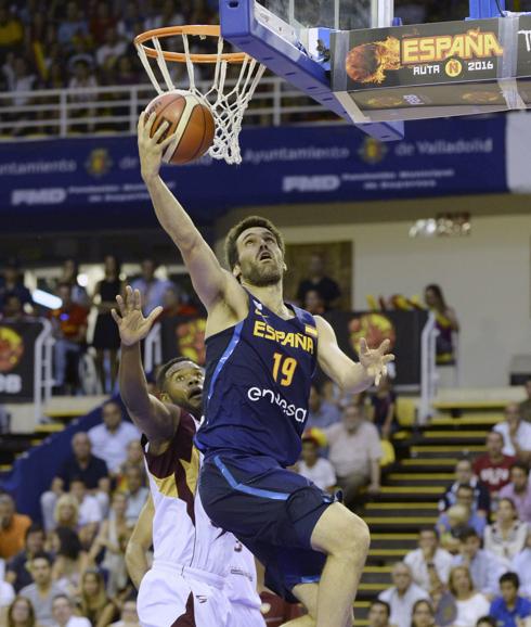 San Emeterio, durante un partido con la selección española de baloncesto. 