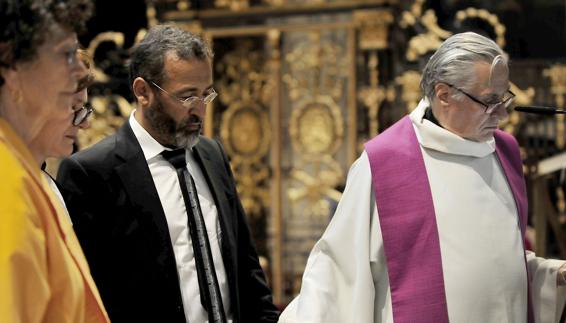 El imán de la mezquita de Burdeos y el vicario episcopal de la ciudad, durante un oficio en homenaje al sacerdote degollado.