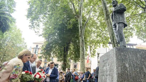 Ofrenda floral ante la estatua de Sabino Arana para conmemorar el 121 aniversario del PNV. 