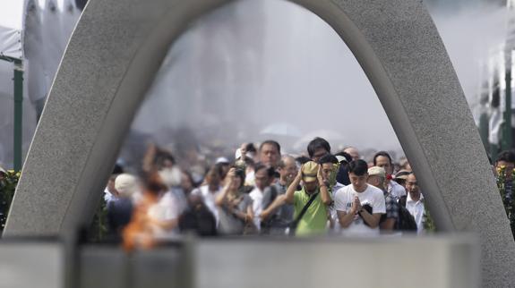 Miles de personas rezan frente al memorial por las víctimas.