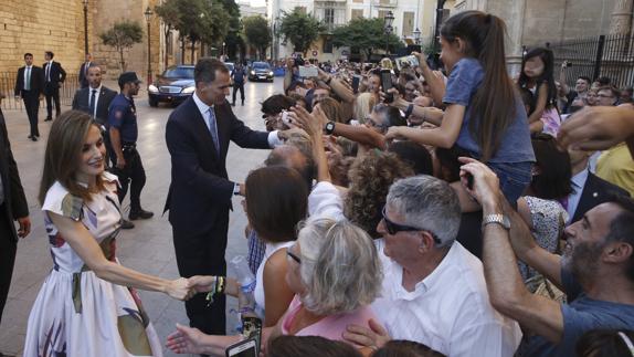 Don Felipe y doña Letizia, a su llegada a la recepción anual en el Palacio de la Almudaina, en Palma de Mallorca.